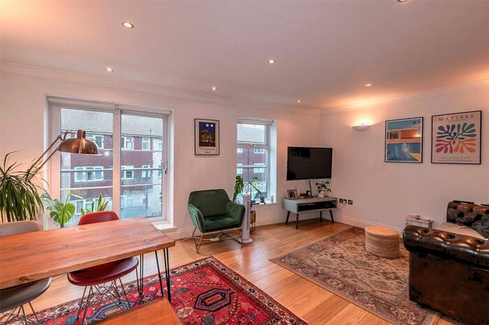 2 Bedroom Flat To Rent In Palace Road, London, SE19
