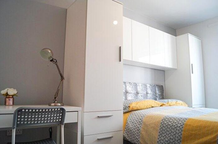 3 Bedroom Flat To Rent In Hayter House, ME7