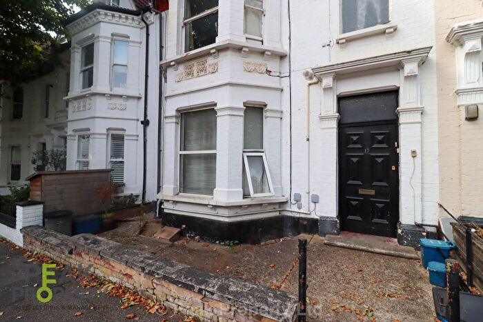 1 Bedroom Flat To Rent In Flat, Marine Avenue, Westcliff On Sea, SS0