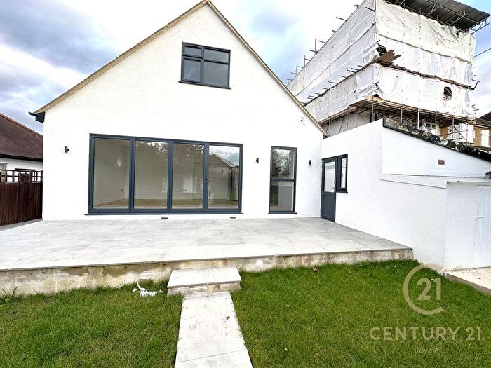 4 Bedroom Detached House For Sale In Elgar Avenue, Berrylands, Surbiton, KT5