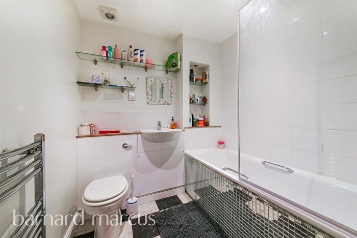 2 Bedroom Flat For Sale In Chestnut Grove, London, SE20