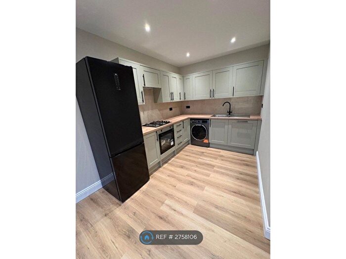 3 Bedroom Flat To Rent In Thornhill Road, Croydon, CR0