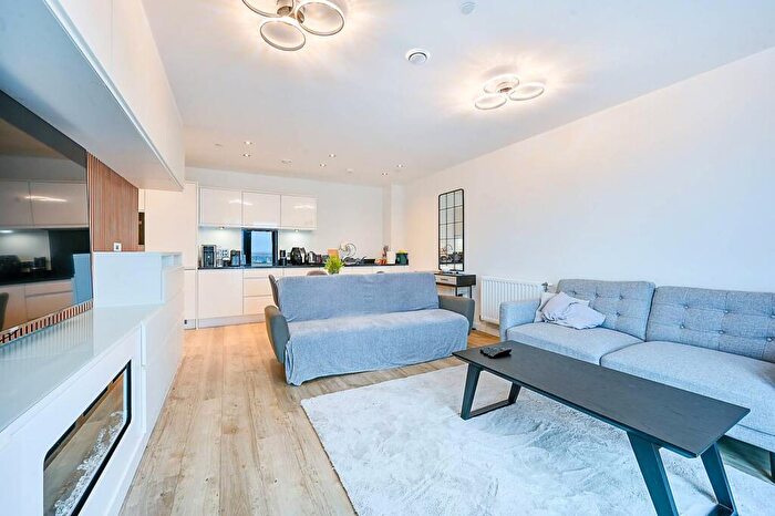 3 Bedroom Flat To Rent In Lakeside Drive, Park Royal, London, NW10