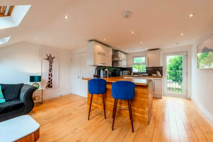 2 Bedroom Flat To Rent In Kingsmead Road, SW2