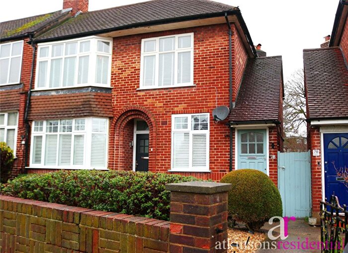 2 Bedroom Maisonette For Sale In Inverness Avenue, Enfield, Middlesex, EN1