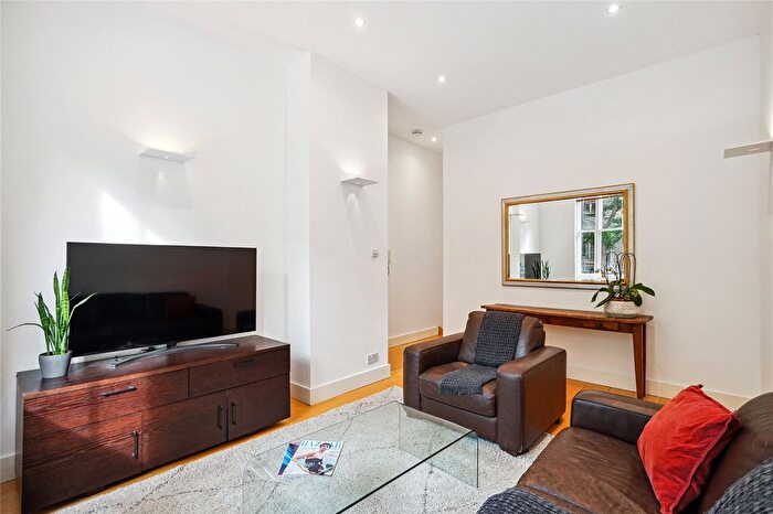 3 Bedroom Flat To Rent In Kempsford Gardens, Earls Court, SW5