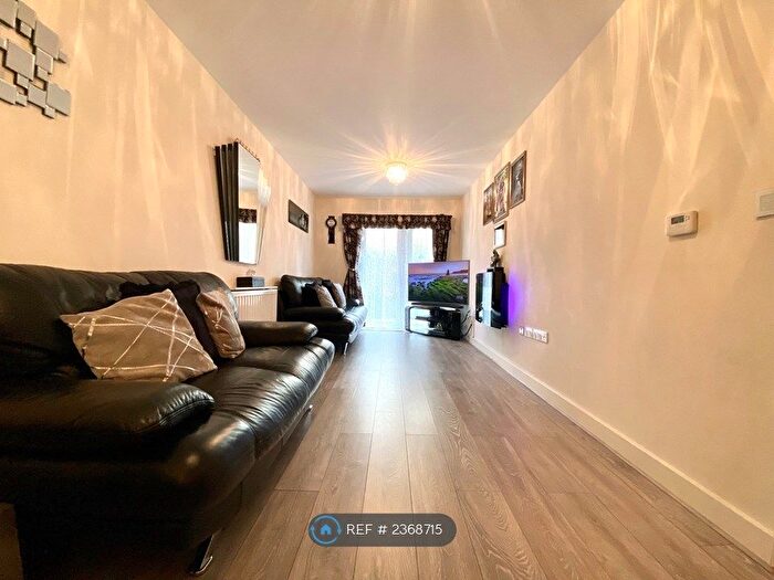 2 Bedroom Flat To Rent In Bole Court, Enfield, EN2