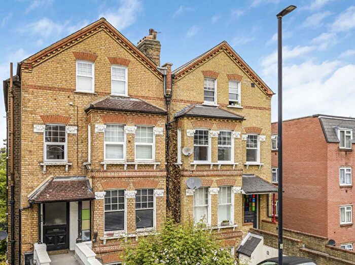 2 Bedroom Flat To Rent In Knollys Road, London, SW16