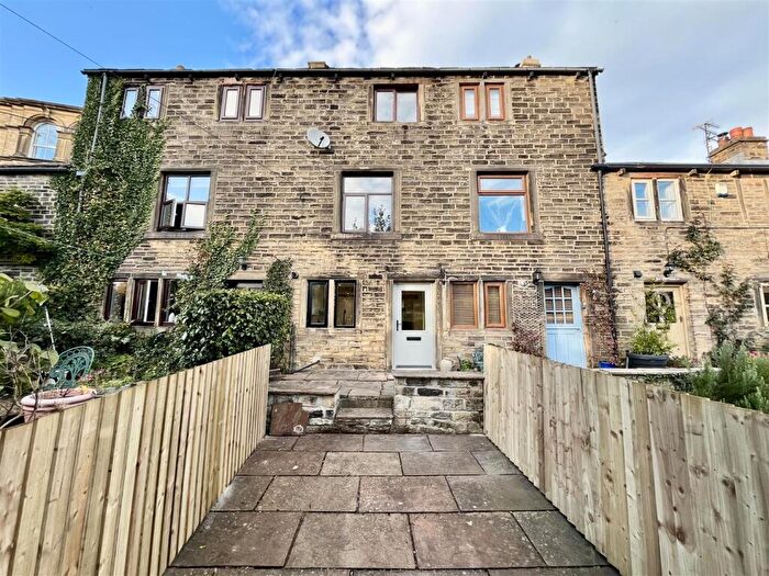 2 Bedroom Character Property To Rent In Upperthong Lane, Holmfirth, HD9
