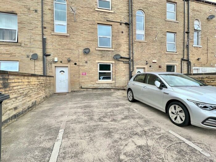 1 Bedroom Apartment To Rent In School Street, Halifax, HX1