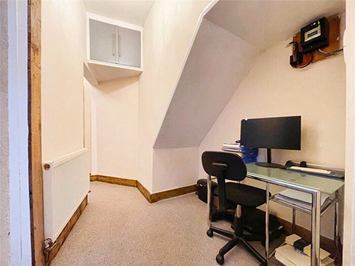 1 Bedroom Flat For Sale In Gloucester Road, Cirencester, Gloucestershire, GL7