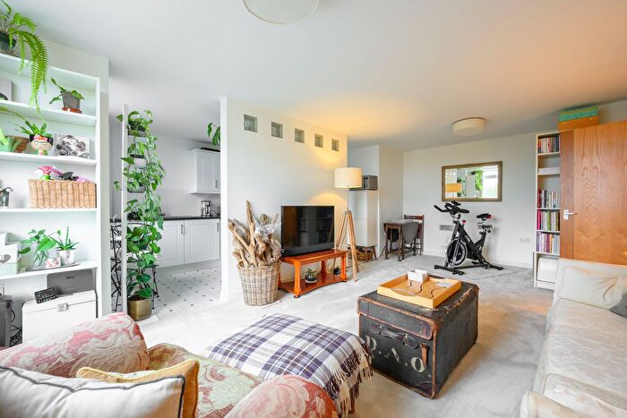 2 Bedroom Flat For Sale In Victoria Avenue, West Molesey, KT8