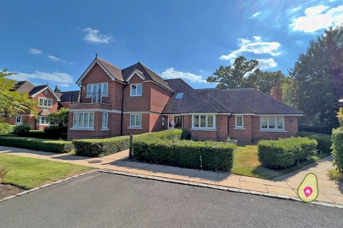 3 Bedroom Apartment For Sale In Bonhomie Court, Hurst, RG10