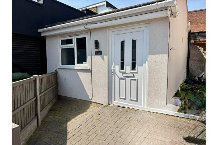 1 Bedroom Bungalow To Rent In Elmsleigh Drive, Leigh-on-Sea, Southend-on-Sea, SS9
