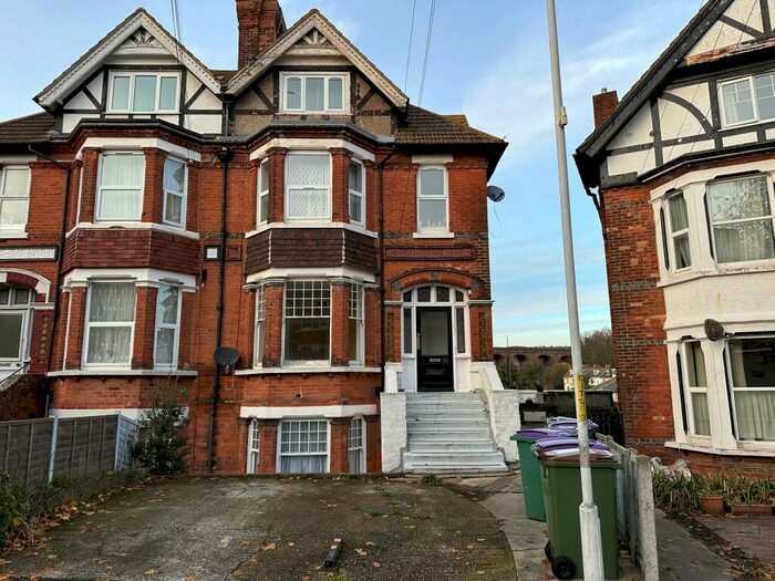 1 Bedroom Flat To Rent In Copthall Gardens, Folkestone, CT20