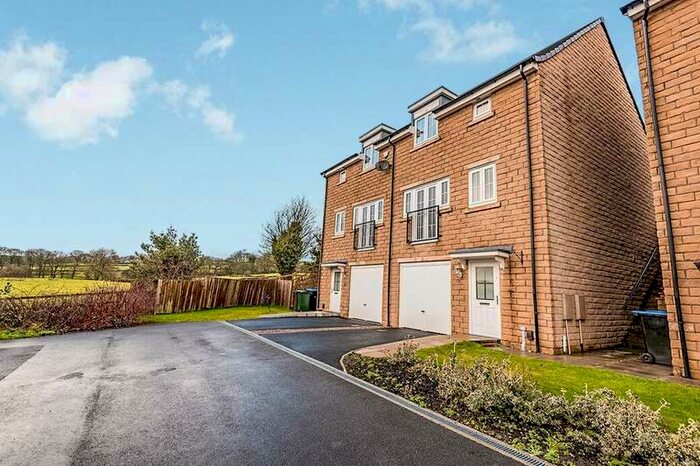 3 Bedroom Semi-Detached House To Rent In Low Whin Close, Keighley, BD22