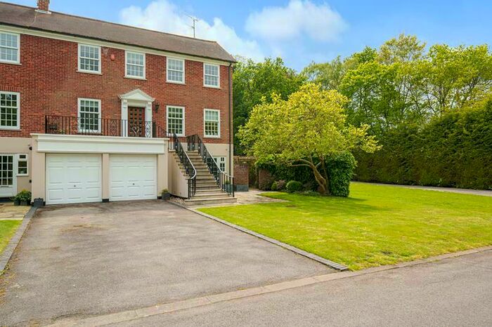 3 Bedroom Town House To Rent In Windlesham Court, Snows Ride, GU20
