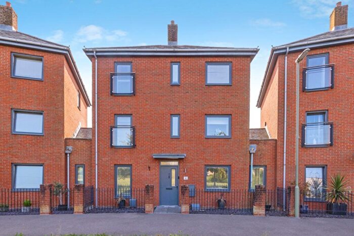 5 Bedroom Link Detached House For Sale In Darnel Crescent, Waterlooville, Hampshire, PO7