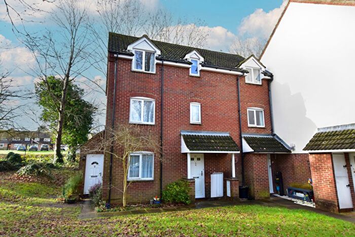 2 Bedroom Maisonette For Sale In Ravenscroft, Watford, WD25