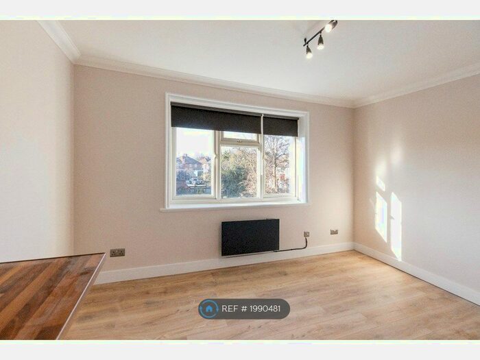 Studio To Rent In Hendon Way, London, NW2