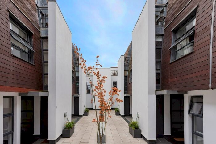 3 Bedroom Town House To Rent In Bouton Place, London, N1