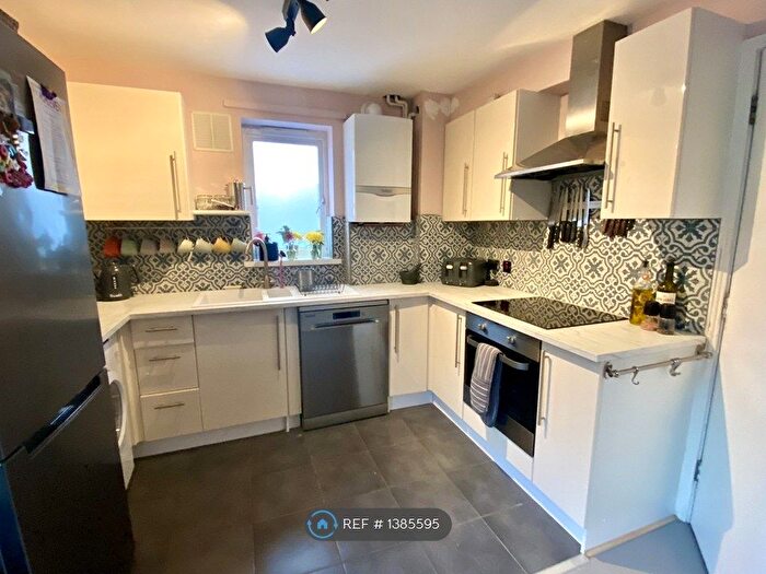 4 Bedroom Semi-detached House To Rent In Brinkworth Way, London, E9