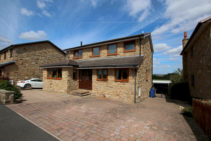 4 Bedroom Detached House For Sale In Whinmoor View, Silkstone, S75