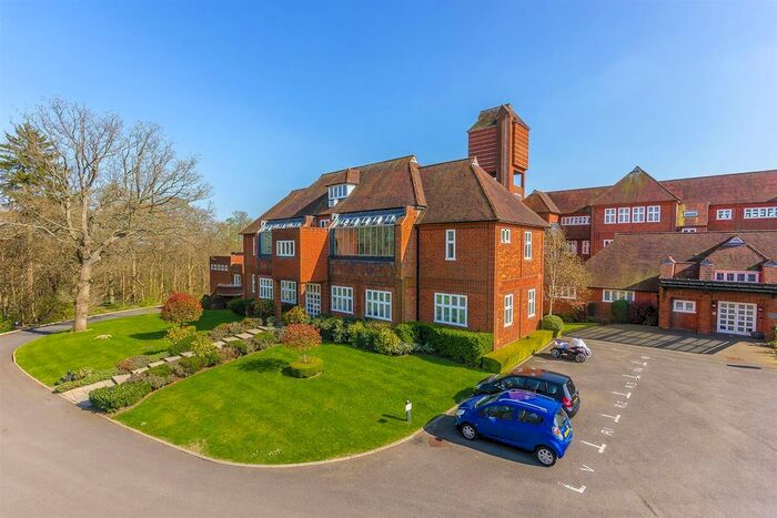 2 Bedroom Flat To Rent In Elizabeth Drive, Banstead, SM7