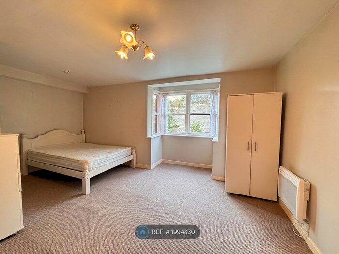 Studio To Rent In Balmoral Mews, London, W12