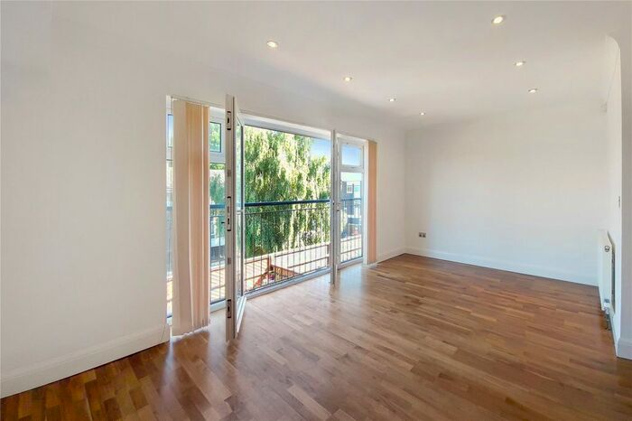 2 Bedroom Flat To Rent In Croft Way, London, TW10