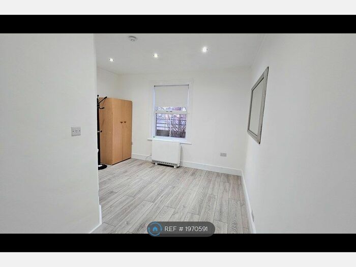 2 Bedroom Flat To Rent In Medlar Court, Slough, SL2