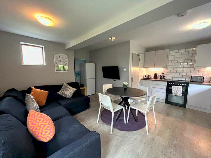 6 Bedroom Semi-Detached House To Rent In Norwich Drive, Brighton, BN2