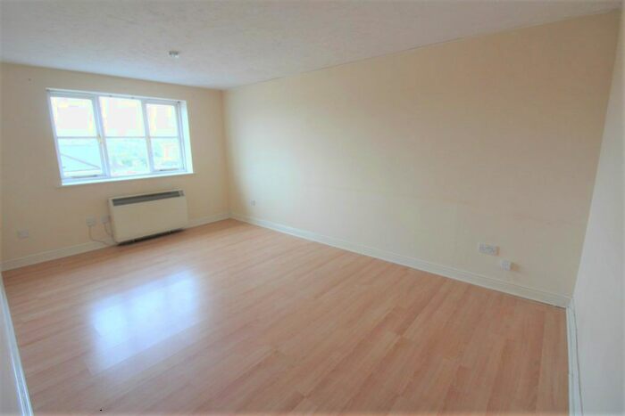 2 Bedroom Flat To Rent In Clarence Close, New Barnet, Barnet, EN4