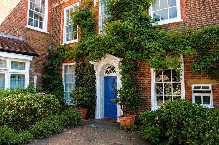 1 Bedroom Flat For Sale In French Street, Sunbury-On-Thames, Surrey, TW16