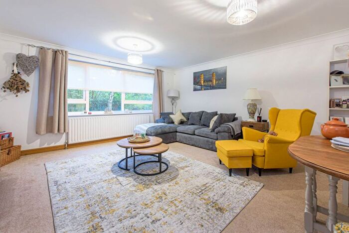 2 Bedroom Flat To Rent In Ballards Lane, Finchley Central, London, N3