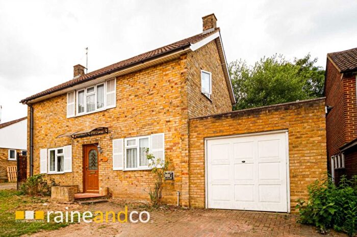 3 Bedroom Detached House To Rent In Bishops Rise, Hatfield, AL10