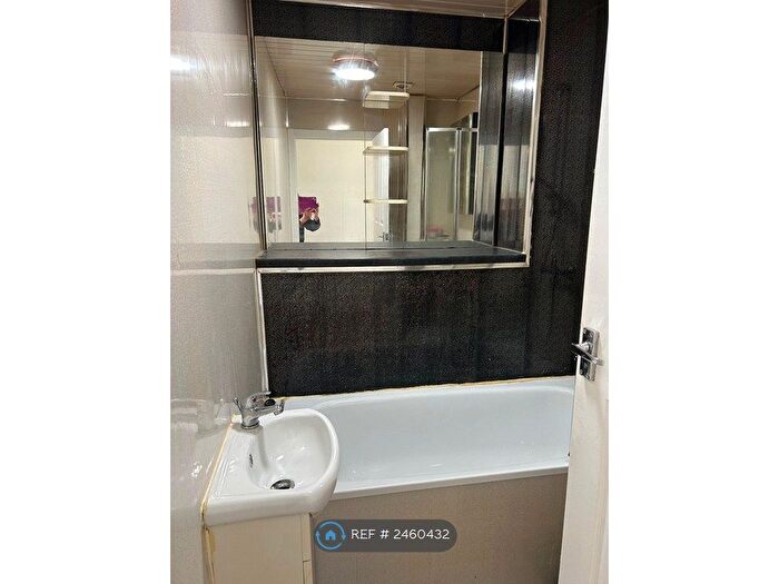 2 Bedroom Flat To Rent In Blythswood Road, Renfrew, PA4