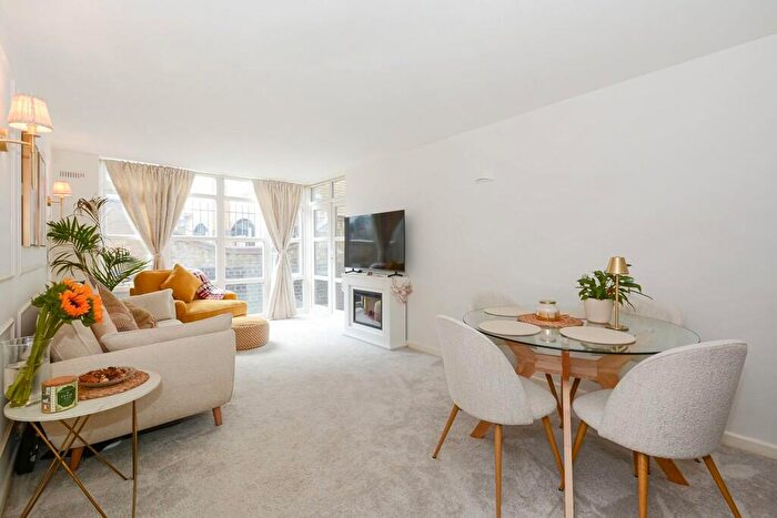 1 Bedroom Apartment For Sale In Eleanor Close, Canada Water, SE16
