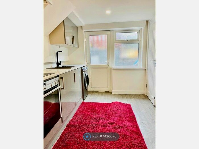 Studio To Rent In Cross Flatts Grove, Leeds, LS11