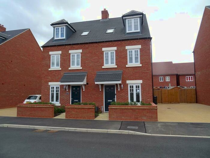 4 Bedroom Town House To Rent In Chislehurst Place, Great Denham, MK40