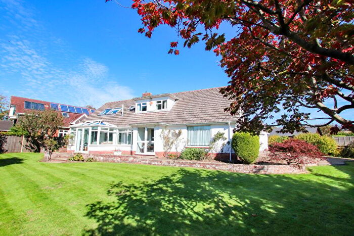 4 Bedroom Bungalow For Sale In Fairfield Close, Lymington, SO41