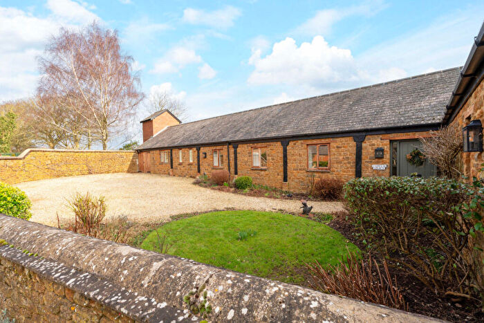 4 Bedroom Barn Conversion For Sale In Overthorpe Banbury, Oxfordshire, OX17