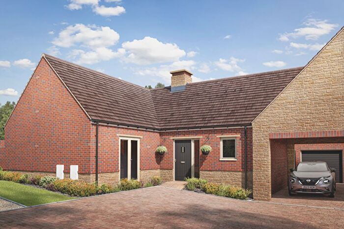 3 Bedroom Semi-detached Bungalow For Sale In Swallow Crescent, Nottingham, NG15