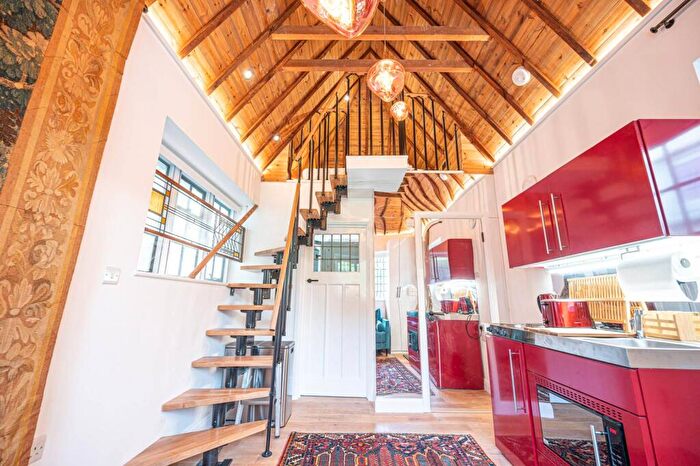 Studio To Rent In Meadway Gate, Golders Green, London, NW11