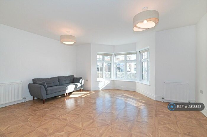 3 Bedroom Flat To Rent In Dukes Avenue, New Malden, KT3