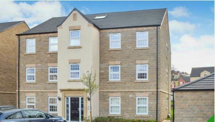 2 Bedroom Flat To Rent In Canal Close, Bradford, West Yorkshire, BD10