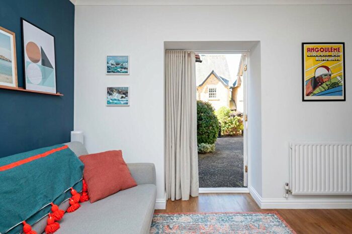 2 Bedroom Character Property For Sale In Warrenne Way, Reigate, RH2