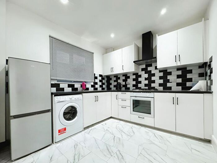 3 Bedroom End Of Terrace House To Rent In Brookehowse Road London, SE6