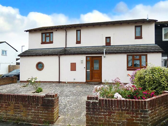 4 Bedroom Link Detached House For Sale In Admirals Walk, Beaumont Park, BN17