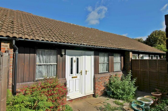3 Bedroom Bungalow To Rent In Hills Close, Great Lindford, Milton Keynes, MK14